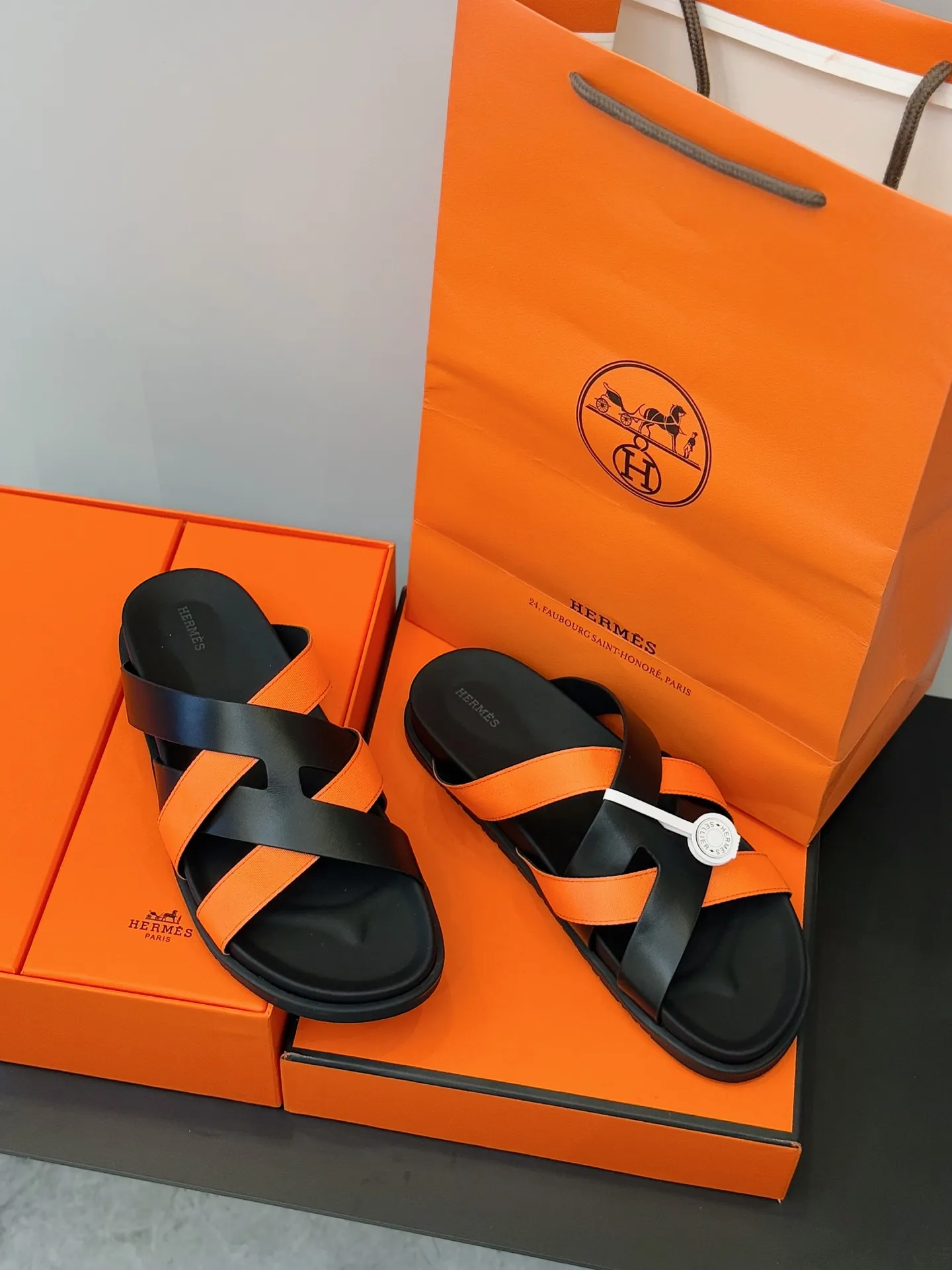 p300💰Men's Shoes Hermes Men's Kazimir Slippers - Top quality woven calfskin functional sandals with an intertwined upper inspired by the "H" iconic pattern to create a casual look, perfect for summer. Imported cowhide + cowhide lining + rubber outsole Size: 39-44 (customized at 38.45.46)